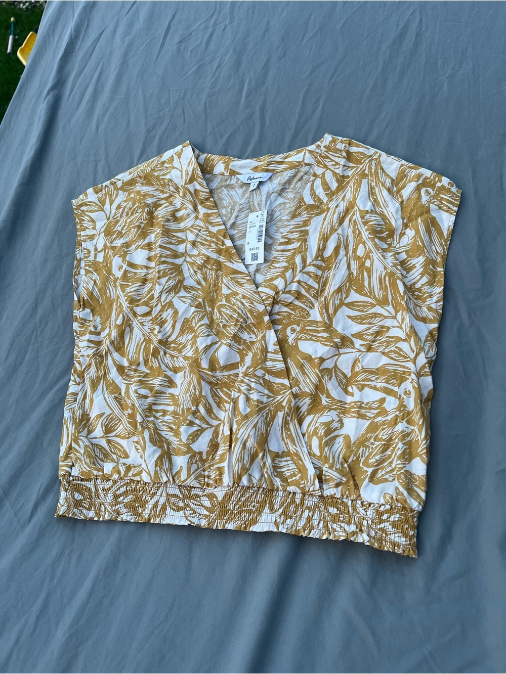 Reitmans SMALL toucan Leaf Print V-Neck wrap women's top in straw yellow, gold